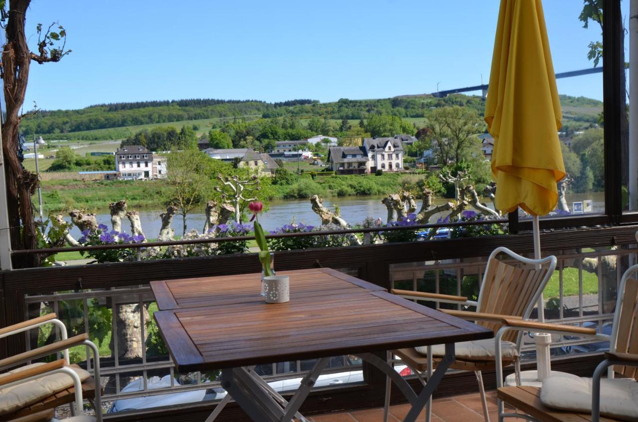 Weingut Erbes-Henn Hotel Urzig Bagian luar foto
